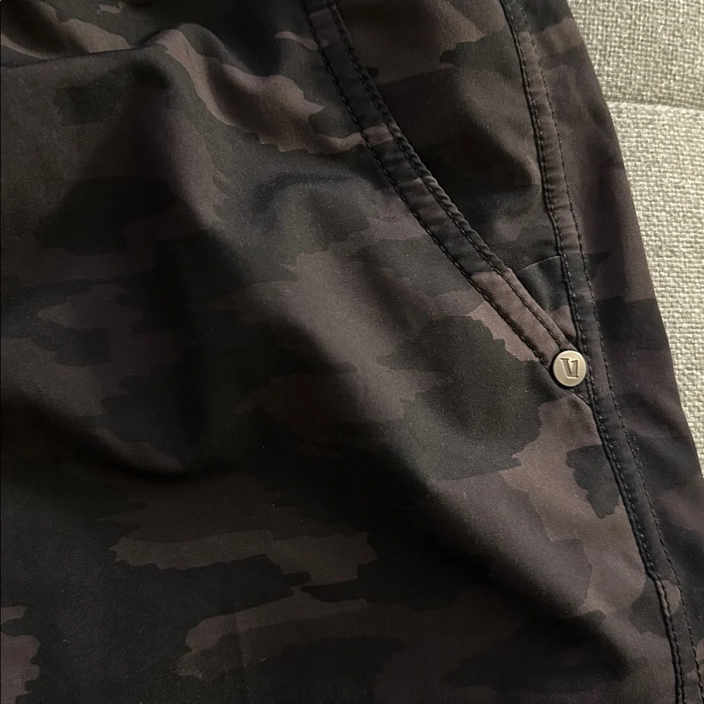 Vuori Kore Lined Camo Shorts 8” Size XS - Picture 3 of 7